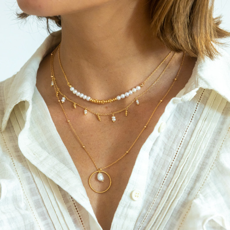 Collier plaque or corneille