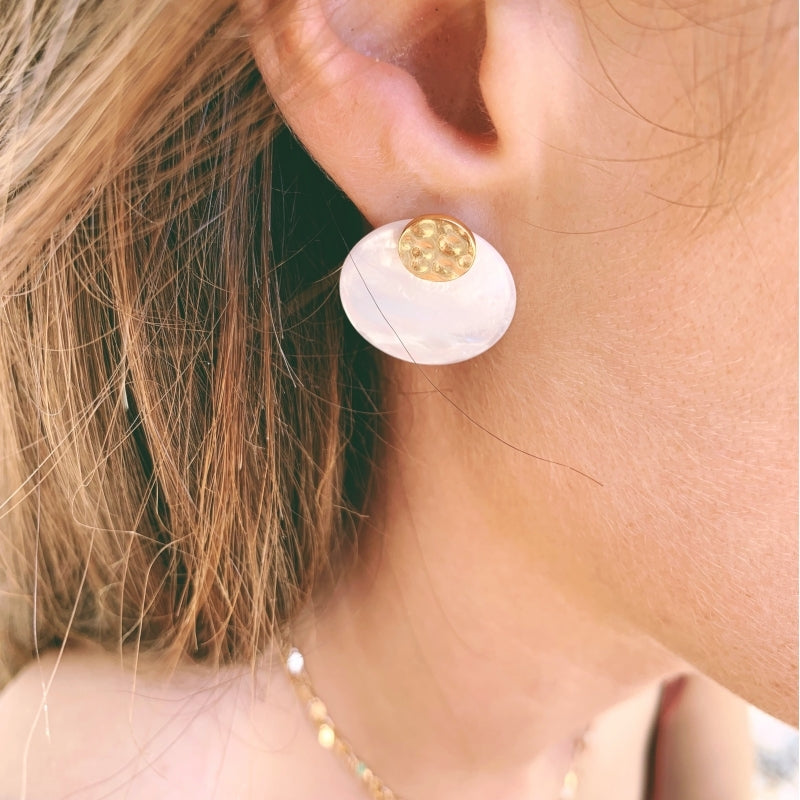 boucles d'oreilles madeleine grand martelé nacre plaqué or