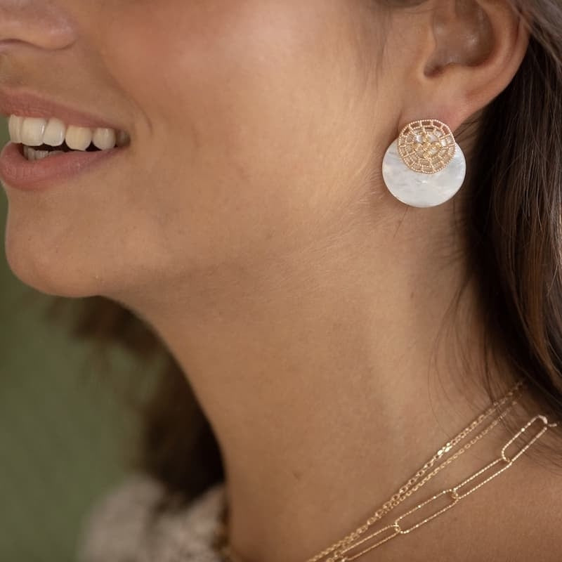 boucles barnabé plaquées or ajourées et nacre ronde