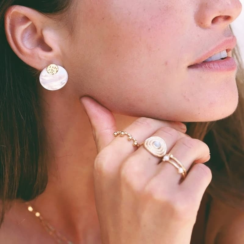 boucles d'oreilles madeleine grand martelé nacre plaqué or
