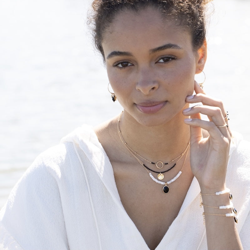 collier chaîne anneau perles agate noire
