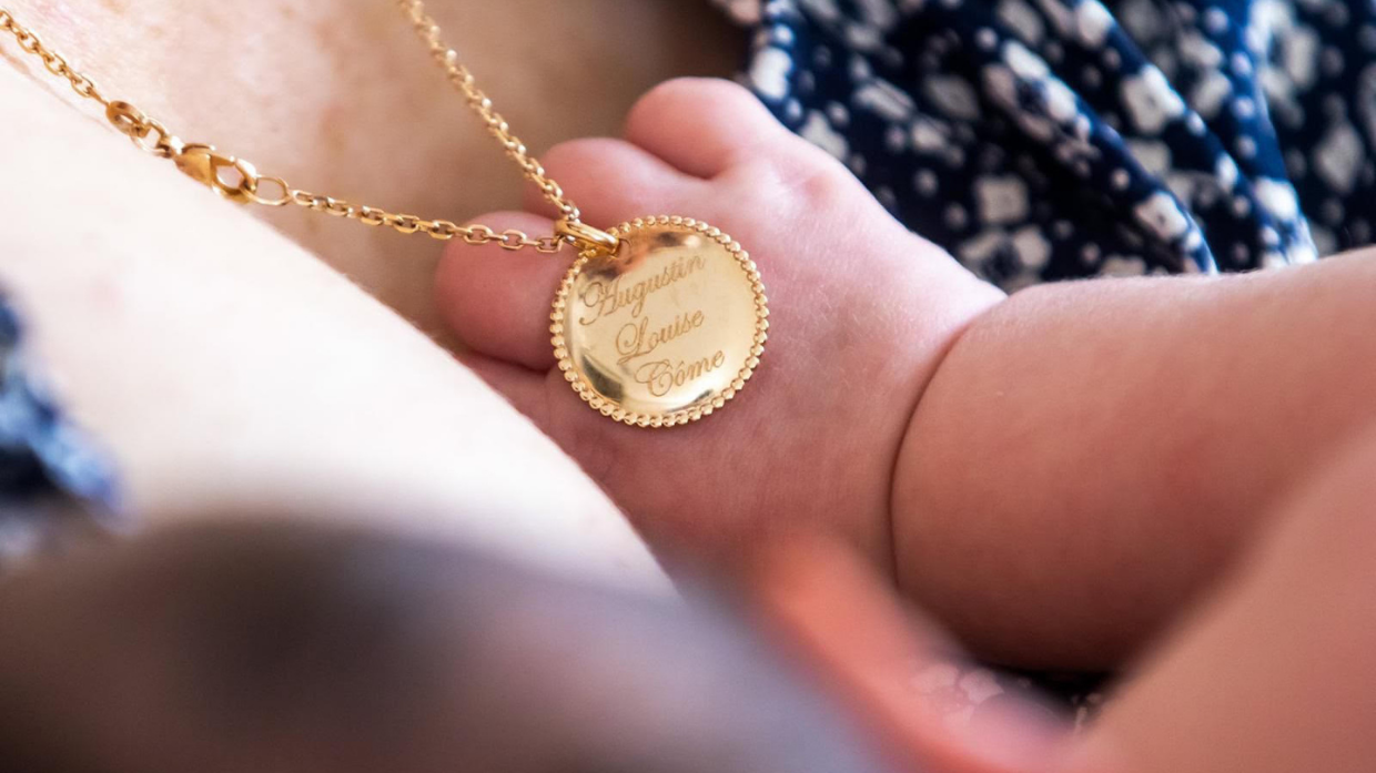 Quel bijou de naissance en plaqué or offrir ?