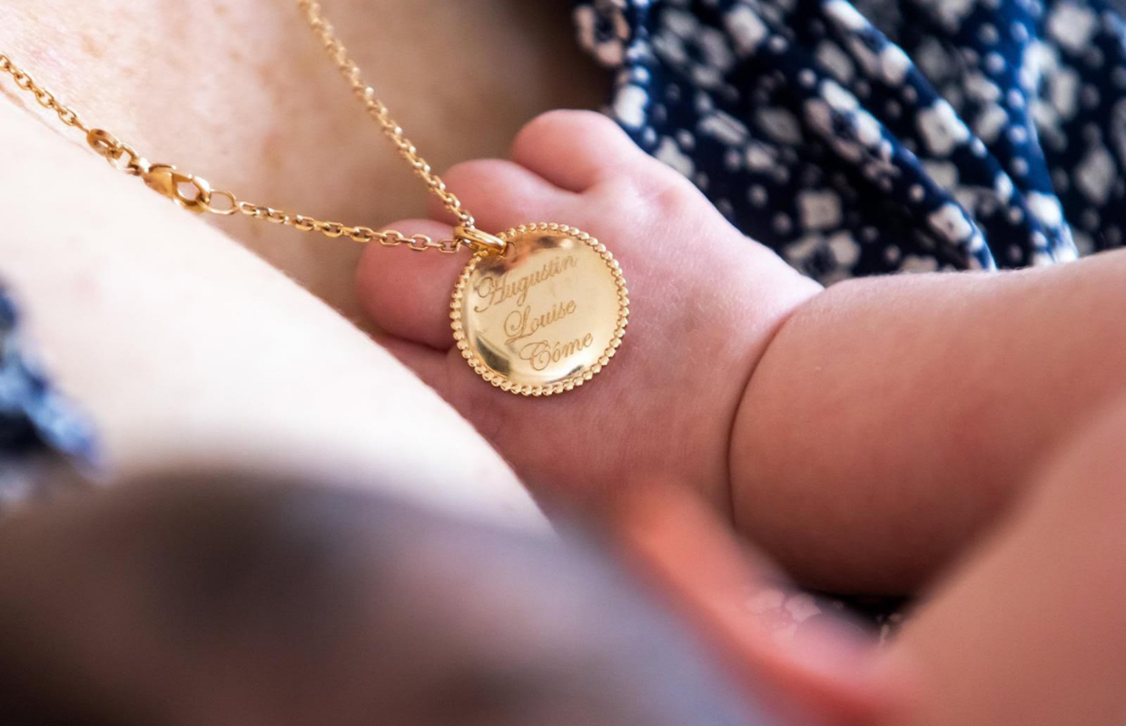 Quel bijou de naissance en plaqué or offrir ?